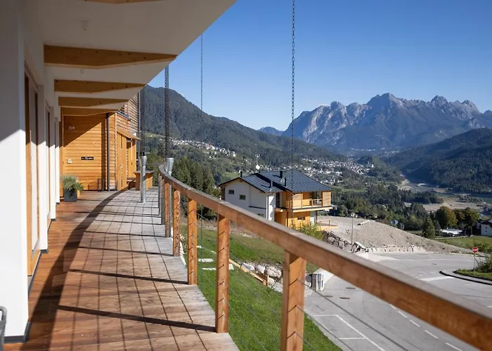 Giallo Dolomiti Wellness 宾馆 *
