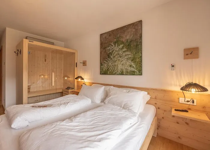 Giallo Dolomiti Wellness 宾馆 *